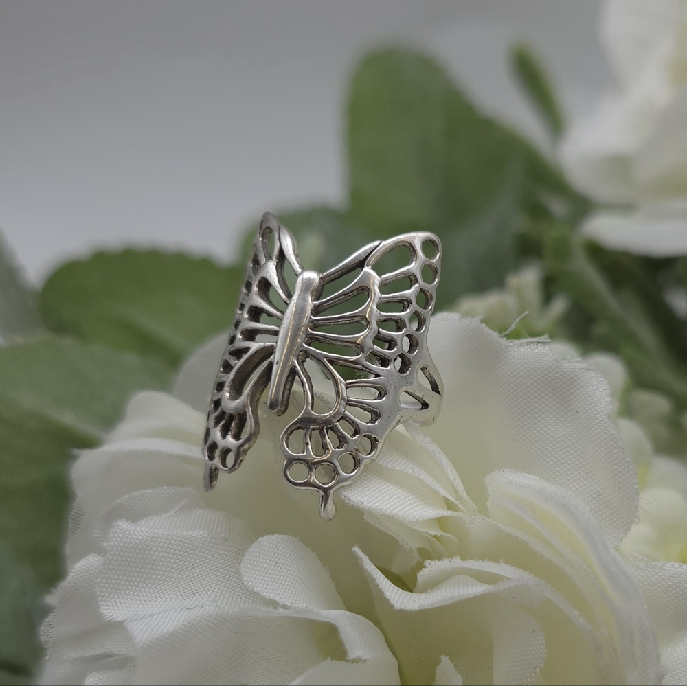🥰 REAGAN BUTTERFLY RING - Picture 7 of 8